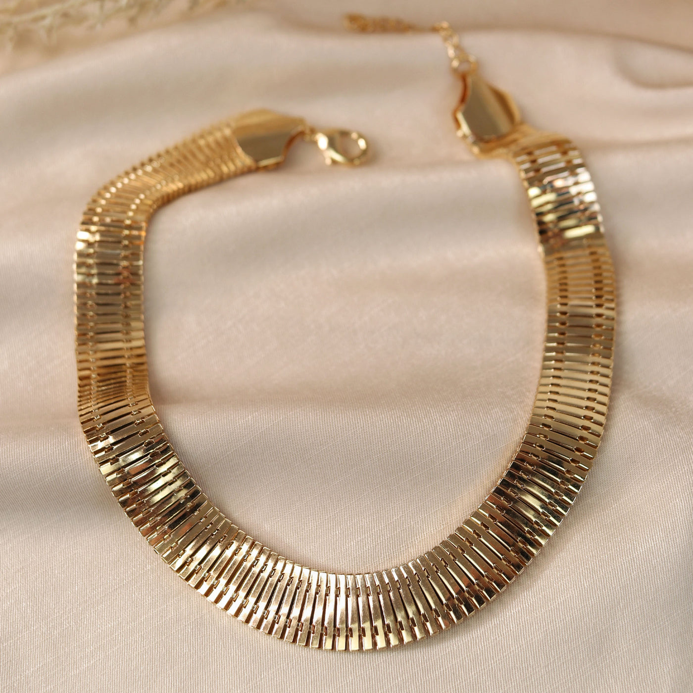 Flexible Flat Collar Necklace Gold Tone Herringbone Snake Chain Omega Choker 15" 10MM